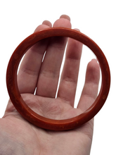 Load image into Gallery viewer, 1940s Terracotta Marbled Flat Cut Bakelite Bangle
