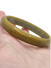 Load image into Gallery viewer, 1940s Pear Green Marbled Bakelite Bangle
