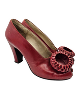 Load image into Gallery viewer, 1940s Rare Lipstick Red Court Shoes With Leather Pom Pom
