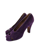 Load image into Gallery viewer, 1940s Dark Purple Cut Out Toe Suede Shoes
