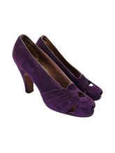 Load image into Gallery viewer, 1940s Dark Purple Cut Out Toe Suede Shoes
