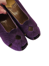 Load image into Gallery viewer, 1940s Dark Purple Cut Out Toe Suede Shoes
