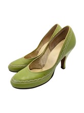 Load image into Gallery viewer, Late 1940s Chartreuse Green Court Shoes
