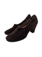 Load image into Gallery viewer, 1940s Dark Brown Suede Cut Out High Up Shoes
