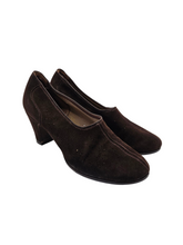 Load image into Gallery viewer, 1940s Dark Brown Suede Cut Out High Up Shoes
