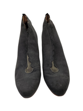 Load image into Gallery viewer, 1940s Grey Suede Scalloped Fur Lined Boots

