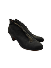 Load image into Gallery viewer, 1940s Grey Suede Scalloped Fur Lined Boots
