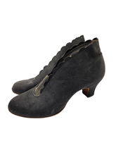 Load image into Gallery viewer, 1940s Grey Suede Scalloped Fur Lined Boots
