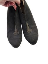 Load image into Gallery viewer, 1940s Grey Suede Scalloped Fur Lined Boots
