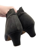 Load image into Gallery viewer, 1940s Grey Suede Scalloped Fur Lined Boots
