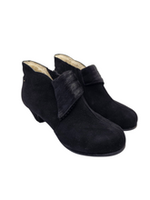 Load image into Gallery viewer, 1940s Black Fur and Suede Fur Lined Boots

