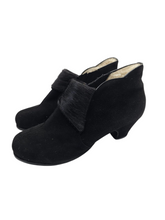 Load image into Gallery viewer, 1940s Black Fur and Suede Fur Lined Boots
