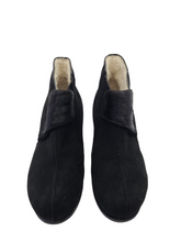 Load image into Gallery viewer, 1940s Black Fur and Suede Fur Lined Boots
