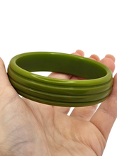 Load image into Gallery viewer, 1940s Green Ribbed Bakelite Bangle
