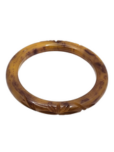 Load image into Gallery viewer, 1940s Caramel and Chocolate Carved Bakelite Bangle
