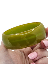 Load image into Gallery viewer, 1940s Chunky Apple Green Bakelite Bangle
