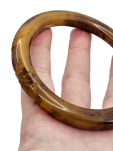 Load image into Gallery viewer, 1940s Caramel and Chocolate Carved Bakelite Bangle
