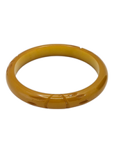 Load image into Gallery viewer, 1940s Caramel/Green Carved Bakelite Bangle
