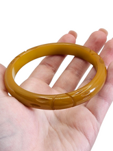 Load image into Gallery viewer, 1940s Caramel/Green Carved Bakelite Bangle
