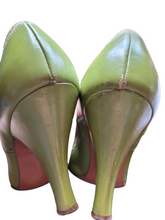 Load image into Gallery viewer, Late 1940s Chartreuse Green Court Shoes
