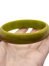 Load image into Gallery viewer, 1940s Chartreuse Green Bakelite Bangle
