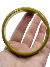 Load image into Gallery viewer, 1940s Chartreuse Green Bakelite Bangle
