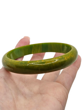 Load image into Gallery viewer, 1940s Marbled Green Bakelite Bangle
