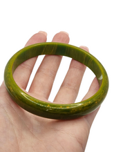 Load image into Gallery viewer, 1940s Marbled Green Bakelite Bangle
