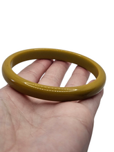 Load image into Gallery viewer, 1940s Chartreuse Green Bakelite Bangle
