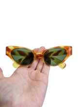 Load image into Gallery viewer, 1950s Torty Effect Cat Eye Shape Sunglasses
