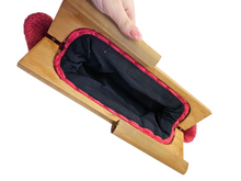 Load image into Gallery viewer, 1940s Hot Pink Knitted Clutch Bag With Wooden Frame
