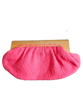 Load image into Gallery viewer, 1940s Hot Pink Knitted Clutch Bag With Wooden Frame
