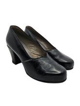 Load image into Gallery viewer, 1940s Black Leather Court Shoes
