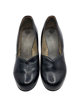 Load image into Gallery viewer, 1940s Black Leather Court Shoes
