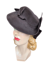 Load image into Gallery viewer, 1940s Brown Felt Pin Tucked Bow Hat
