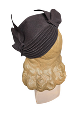 Load image into Gallery viewer, 1940s Brown Felt Pin Tucked Bow Hat
