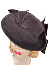Load image into Gallery viewer, 1940s Brown Felt Pin Tucked Bow Hat
