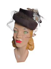 Load image into Gallery viewer, 1940s Brown Felt Topper Hat With Feathers
