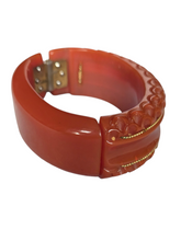 Load image into Gallery viewer, 1940s Dark Caramel Carved Bakelite Clamper
