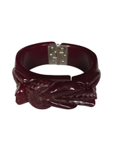 Load image into Gallery viewer, 1940s Burgundy Carved Bakelite Knot Clamper
