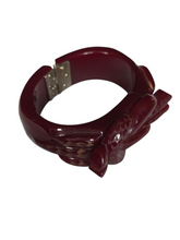 Load image into Gallery viewer, 1940s Burgundy Carved Bakelite Knot Clamper
