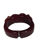 Load image into Gallery viewer, 1940s Burgundy Carved Bakelite Knot Clamper
