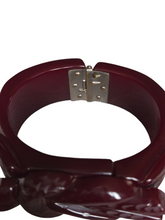 Load image into Gallery viewer, 1940s Burgundy Carved Bakelite Knot Clamper
