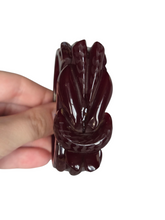Load image into Gallery viewer, 1940s Burgundy Carved Bakelite Knot Clamper
