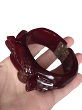 Load image into Gallery viewer, 1940s Burgundy Carved Bakelite Knot Clamper
