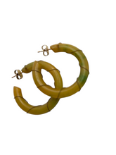 Load image into Gallery viewer, 1940s Yellow/Green Bakelite and Wire Hoop Earrings
