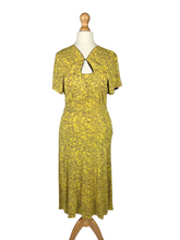 Load image into Gallery viewer, 1940s Yellow and Black Novelty Ladies Face Print Dress
