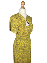 Load image into Gallery viewer, 1940s Yellow and Black Novelty Ladies Face Print Dress
