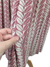 Load image into Gallery viewer, 1940s Dusky Pink and White Leaf Print Dress
