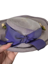 Load image into Gallery viewer, 1940s Lilac Straw/Raffia Hat With Flowers
